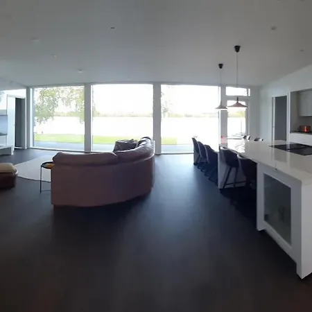 Vila By The River With Sauna And Jacuzzi *